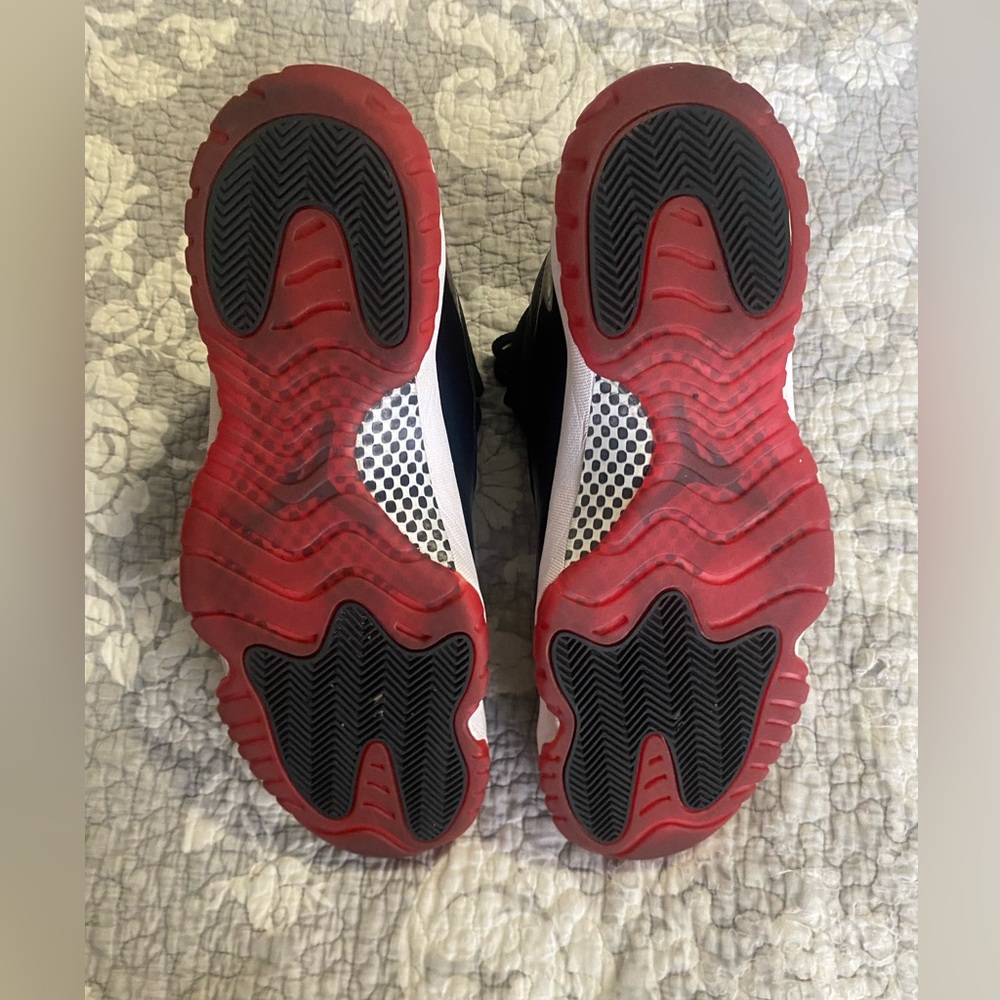 Jordan 11 Retro Playoffs Bred (2019) Men's Size 15 - Picture 6 of 9